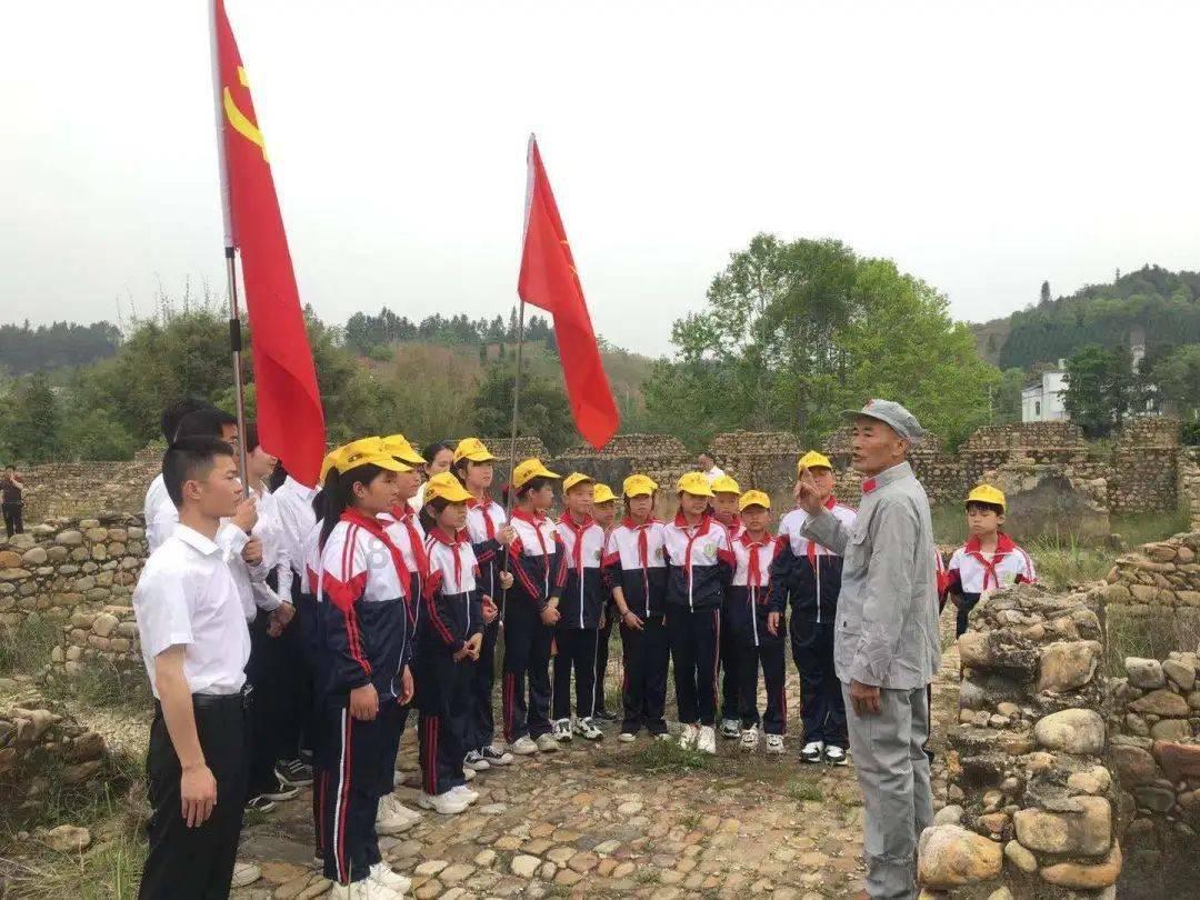 兰州交警全力开展节前重点车辆安全检查